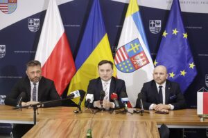 04.04.2022 Kielce. Na zdjęciu od lewej: członek Zarządu Województwa Świętokrzyskiego Tomasz Jamka, minister sprawiedliwości Zbigniew Ziobro i poseł Mariusz Gosek podczas konferencji prasowej / Jarosław Kubalski / Radio Kielce