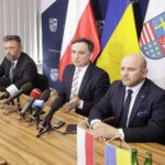 04.04.2022 Kielce. Na zdjęciu od lewej: członek Zarządu Województwa Świętokrzyskiego Tomasz Jamka, minister sprawiedliwości Zbigniew Ziobro i poseł Mariusz Gosek podczas konferencji prasowej / Jarosław Kubalski / Radio Kielce