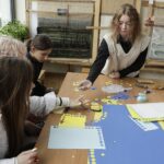 05.04.2022 Kielce. Zespół Państwowych Szkół Plastycznych. Uczniowie przygotowują prace na kiermasz charytatywny / Jarosław Kubalski / Radio Kielce