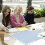 05.04.2022 Kielce. Zespół Państwowych Szkół Plastycznych. Uczniowie przygotowują prace na kiermasz charytatywny / Jarosław Kubalski / Radio Kielce