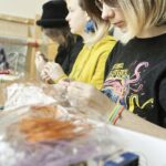 05.04.2022 Kielce. Zespół Państwowych Szkół Plastycznych. Uczniowie przygotowują prace na kiermasz charytatywny / Jarosław Kubalski / Radio Kielce