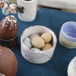 05.04.2022 Kielce. Zespół Państwowych Szkół Plastycznych. Uczniowie przygotowują prace na kiermasz charytatywny / Jarosław Kubalski / Radio Kielce