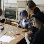 05.04.2022 Kielce. Zespół Państwowych Szkół Plastycznych. Uczniowie przygotowują prace na kiermasz charytatywny / Jarosław Kubalski / Radio Kielce