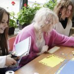 05.04.2022 Kielce. Zespół Państwowych Szkół Plastycznych. Uczniowie przygotowują prace na kiermasz charytatywny / Jarosław Kubalski / Radio Kielce