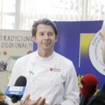 05.04.2022 Kielce. Zespół Szkół Przemysłu Spożywczego. Konkurs kulinarny dla uczniów. Karol Okrasa – polski kucharz, autor i prezenter telewizyjnych programów o tematyce kulinarnej / Jarosław Kubalski / Radio Kielce
