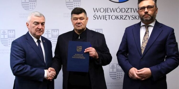 11.04.2022. Kielce. Na zdjęciu (od lewej): Andrzej Bętkowski - marszałek województwa świętokrzyskiego, Dariusz Kos - wiceprezes WSZS , Tomasz Jamka - członek zarządu województwa świętokrzyskiego / Urząd Marszałkowski Województwa Świętokrzyskiego