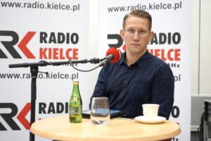 10.04.2022. Kielce. Studio Polityczne Radia Kielce. Na zdjęciu: Wiktor Pytlak - PO / Sebastian Kalwat / Radio Kielce