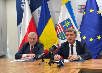 06.04.2022. Kielce. Konferencja zapowiadająca konwent marszałków i konwent województw. Na zdjęciu (od lewej): Andrzej Bętkowski - marszałek województwa świętokrzyskiego, Andrzej Pruś - przewodniczący sejmiku województwa / Michał Kita / Radio Kielce