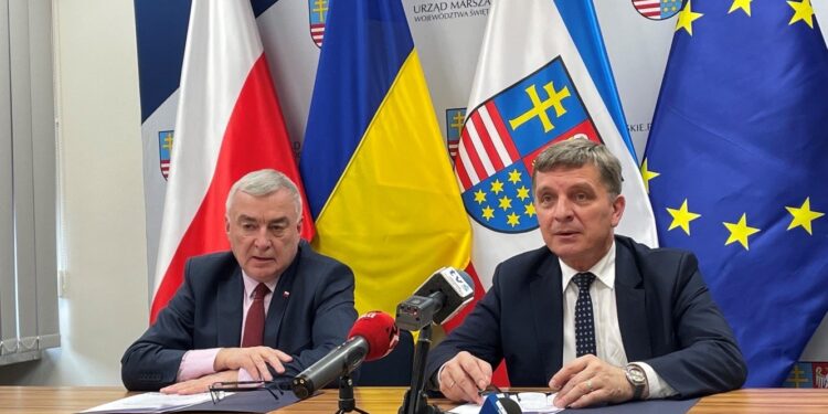 06.04.2022. Kielce. Konferencja zapowiadająca konwent marszałków i konwent województw. Na zdjęciu (od lewej): Andrzej Bętkowski - marszałek województwa świętokrzyskiego, Andrzej Pruś - przewodniczący sejmiku województwa / Michał Kita / Radio Kielce