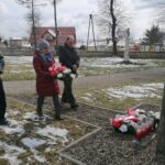 03.04.2022. Nowy Korczyn. 82. rocznica zbrodni katyńskiej i 12. rocznica katastrofy lotniczej pod Smoleńskiem. Na zdjęciu (od lewej): Kazimierz Jałocha, Teresa Krupska i Tadeusz Pasternak - delegacja Prawa i Sprawiedliwości z gminy Nowy Korczyn / Marta Gajda-Kruk / Radio Kielce