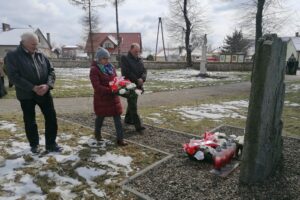 03.04.2022. Nowy Korczyn. 82. rocznica zbrodni katyńskiej i 12. rocznica katastrofy lotniczej pod Smoleńskiem. Na zdjęciu (od lewej): Kazimierz Jałocha, Teresa Krupska i Tadeusz Pasternak - delegacja Prawa i Sprawiedliwości z gminy Nowy Korczyn / Marta Gajda-Kruk / Radio Kielce