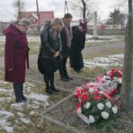 03.04.2022. Nowy Korczyn. 82. rocznica zbrodni katyńskiej i 12. rocznica katastrofy lotniczej pod Smoleńskiem. Na zdjęciu (od lewej): Lidia Płonka - Towarzystwo Miłośników Ziemi Korczyńskiej, Mariola Lotko - dyrektor Centrum Kultury w Nowym Korczynie, Paweł Zagaja - burmistrz Nowego Korczyna i ks. Paweł Majewski - proboszcz kościoła pw. świętej Trójcy w Nowym Korczynie / Marta Gajda-Kruk / Radio Kielce