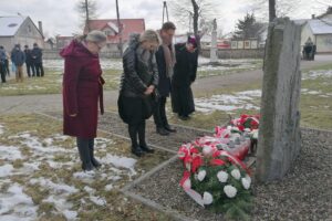 03.04.2022. Nowy Korczyn. 82. rocznica zbrodni katyńskiej i 12. rocznica katastrofy lotniczej pod Smoleńskiem. Na zdjęciu (od lewej): Lidia Płonka - Towarzystwo Miłośników Ziemi Korczyńskiej, Mariola Lotko - dyrektor Centrum Kultury w Nowym Korczynie, Paweł Zagaja - burmistrz Nowego Korczyna i ks. Paweł Majewski - proboszcz kościoła pw. świętej Trójcy w Nowym Korczynie / Marta Gajda-Kruk / Radio Kielce