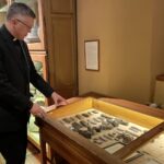 02.04.2022. Sandomierz. Kolekcja Muzeum Diecezjalnego. Na zdjęciu: ks. Andrzej Rusak - dyrektor Muzeum Diecezjalnego w Sandomierzu / Grażyna Szlęzak-Wójcik / Radio Kielce