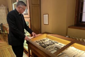 02.04.2022. Sandomierz. Kolekcja Muzeum Diecezjalnego. Na zdjęciu: ks. Andrzej Rusak - dyrektor Muzeum Diecezjalnego w Sandomierzu / Grażyna Szlęzak-Wójcik / Radio Kielce