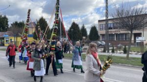 10.04.2022. Kunów. Barwny korowód z palmami wielkanocnymi / Marta Gajda-Kruk / Radio Kielce