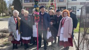 10.04.2022. Kunów. Barwny korowód z palmami wielkanocnymi / Marta Gajda-Kruk / Radio Kielce