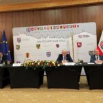 07.04.2022. Kielce. Konwent Marszałków Województw RP. Na zdjęciu (od lewej): Tomasz Jamka - członek zarządu województwa, Andrzej Bętkowski - marszałek województwa, Marek Bogusławski - wicemarszałek województwa / Michał Kita / Radio Kielce