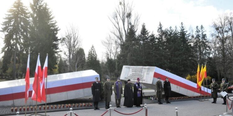 10.04.2022. Warszawa. Obchody 12. rocznicy katastrofy smoleńskiej - uroczystości przed pomnikiem Ofiar Katastrofy Smoleńskiej na Cmentarzu Wojskowym na Powązkach / Radek Pietruszka / PAP