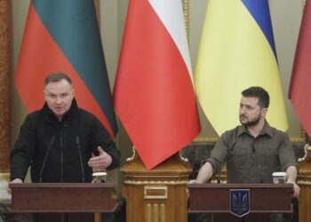 13.04.2022. Ukraina. Kijów. Na zdjęciu (od lewej): Andrzej Duda- prezydent RP i  Wołodymyr Zełenski - prezydent Ukrainy / SERGEY DOLZHENKO / EPA