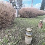 11.04.2022. Ćmielów. Kwatera partyzancka na cmentarzu parafialnym / Emilia Sitarska / Radio Kielce