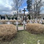 11.04.2022. Ćmielów. Kwatera partyzancka na cmentarzu parafialnym / Emilia Sitarska / Radio Kielce