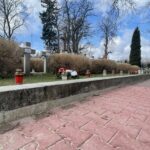 11.04.2022. Ćmielów. Kwatera partyzancka na cmentarzu parafialnym / Emilia Sitarska / Radio Kielce