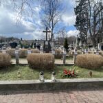 11.04.2022. Ćmielów. Kwatera partyzancka na cmentarzu parafialnym / Emilia Sitarska / Radio Kielce