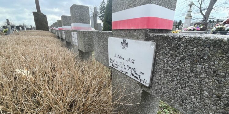11.04.2022. Ćmielów. Kwatera partyzancka na cmentarzu parafialnym / Emilia Sitarska / Radio Kielce