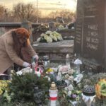 09.04.2022. Ostrowiec Świętokrzyski. Upamiętnienie ofiar katastrofy smoleńskiej. Na zdjęciu Bożenna Majewska / Emilia Sitarska / Radio Kielce