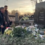 09.04.2022. Ostrowiec Świętokrzyski. Upamiętnienie ofiar katastrofy smoleńskiej. Na zdjęciu (od lewej) Zbigniew Duda - radny powiatowy PiS, Hubert Żądło - wójt gminy Bałtów / Emilia Sitarska / Radio Kielce