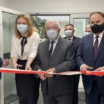 1.04.2022. Opatów. Otwarcie Hospicjum i Dziennego Domu Opieki Medycznej. Na zdjęciu (od prawej): poseł Marek Kwitek, poseł Andrzej Kryj, poseł Krzysztof Lipiec, Małgorzata Jalowska - wicestarosta ostrowiecki, Andrzej Bętkowski - marszałek województwa / Emilia Sitarska / Radio Kielce