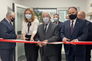 1.04.2022. Opatów. Otwarcie Hospicjum i Dziennego Domu Opieki Medycznej. Na zdjęciu (od prawej): poseł Marek Kwitek, poseł Andrzej Kryj, poseł Krzysztof Lipiec, Małgorzata Jalowska - wicestarosta ostrowiecki, Andrzej Bętkowski - marszałek województwa / Emilia Sitarska / Radio Kielce