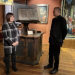 02.04.2022. Sandomierz. Kolekcja Muzeum Diecezjalnego. Na zdjęciu: dr Urszula Stępień - kustosz Muzeum  Diecezjalnego w Sandomierzu, ks. Andrzej Rusak - dyrektor muzeum / Grażyna Szlęzak-Wójcik / Radio Kielce
