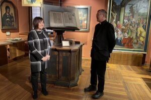 02.04.2022. Sandomierz. Kolekcja Muzeum Diecezjalnego. Na zdjęciu: dr Urszula Stępień - kustosz Muzeum Diecezjalnego w Sandomierzu, ks. Andrzej Rusak - dyrektor muzeum / Grażyna Szlęzak-Wójcik / Radio Kielce