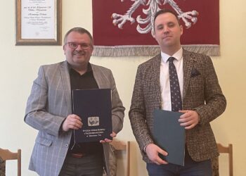 21.04.2022. Ostrowiec Świętokrzyski. Podpisanie porozumienia pomiędzy Wyższą Szkołą Biznesu i Przedsiębiorczości a Lokalną Grupą Działania Krzemienny Krąg. Na zdjęciu (od lewej): Jarosław Kuba - prezes Krzemiennego Kręgu i dr Paweł Gotowiecki - rektor Wyższej Szkoły Biznesu i Przedsiębiorczości / Emilia Sitarska / Radio Kielce