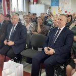 08.04.2022. Kunów. Pięciolecie świetlicy środowiskowej. Na zdjęciu (od lewej): senator Jarosław Rusiecki, poseł Krzysztof Lipiec, Lech Łodej - burmistrz Kunowa, Katarzyna Orczyk - kierownik świetlic środowiskowych / Emilia Sitarska / Radio Kielce