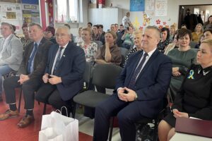 08.04.2022. Kunów. Pięciolecie świetlicy środowiskowej. Na zdjęciu (od lewej): senator Jarosław Rusiecki, poseł Krzysztof Lipiec, Lech Łodej - burmistrz Kunowa, Katarzyna Orczyk - kierownik świetlic środowiskowych / Emilia Sitarska / Radio Kielce