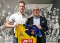 Na zdjęciu (od lewej): Szymon Wiaderny i Marian Urban - prezes KS Vive Kielce / kielcehandball.pl