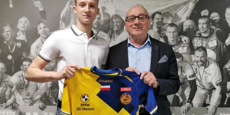 Na zdjęciu (od lewej): Szymon Wiaderny i Marian Urban - prezes KS Vive Kielce / kielcehandball.pl