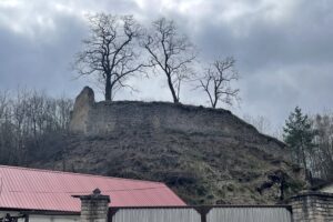 19.04.2022. Podgrodzie. Ruiny zamku / Emilia Sitarska / Radio Kielce