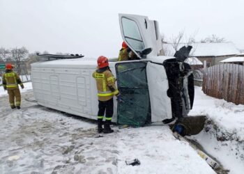 01.04.2022. Kamienna Wola. Wypadek busa / KPP Końskie