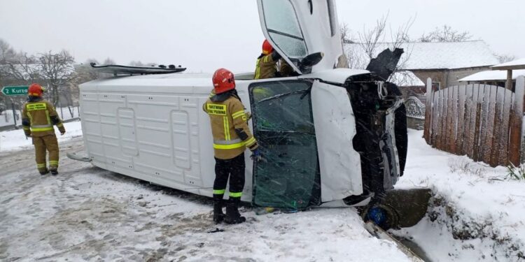 01.04.2022. Kamienna Wola. Wypadek busa / KPP Końskie