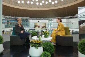 13.04.2022. Kielce. Na zdjęciu (od lewej): Magdalena Silwanowicz - historyk i Anna Roży – TVP3 Kielce, prowadząca „Poczytalnię TV” / TVP3 Kielce