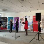 07.04.2022. Gala wręczenia nagród w konkursie na najlepsza pracę dyplomową. Na zdjęciu: profesor Artur Maciąg gratuluje Aleksandrze Hajdenrajch / Daniel Lenart / Radio Kielce