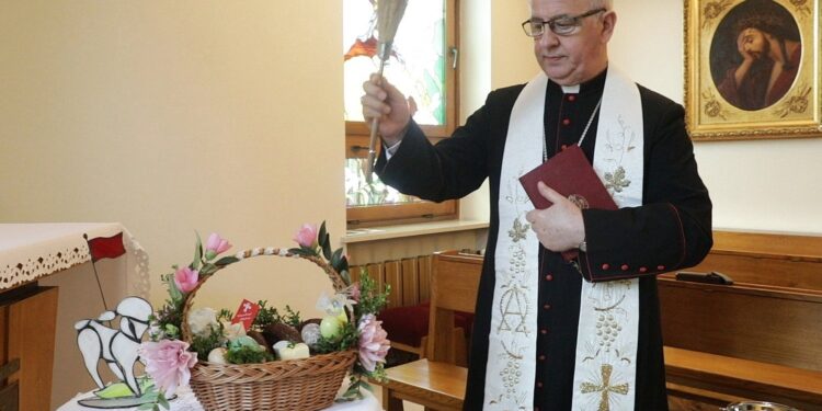 Biskup Jan Piotrowski święci pokarmy / Jarosław Kubalski / Radio Kielce