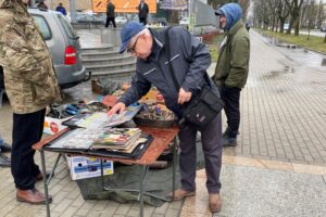 09.04.2022. Kielce. Giełda kolekcjonerska / Michał Kita / Radio Kielce