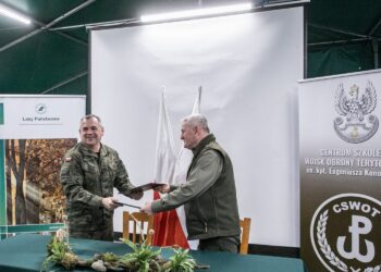 27.04.2022. Plaskosz koło Tucholi. Podpisanie porozumienia. Na zdjęciu (od lewej): gen. broni Wiesław Kukuła - dowódca Wojsk Obrony Terytorialnej  i Józef Kubica - dyrektor generalny Lasów Państwowych / WOT