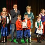 Laureaci konkursu Dziecięca Estrada Folkloru oraz Mirosław Gębski - starosta powiatu kieleckiego i Edyta Bobryk - zastępca dyrektora Wojewódzkiego Domu Kultury / Agnieszka Markiton