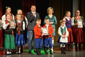 Laureaci konkursu Dziecięca Estrada Folkloru oraz Mirosław Gębski - starosta powiatu kieleckiego i Edyta Bobryk - zastępca dyrektora Wojewódzkiego Domu Kultury / Agnieszka Markiton